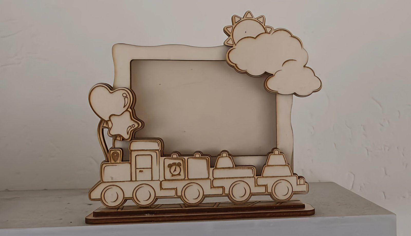 houten trein fotolijst speelse kinder fotokader met wolken & zon