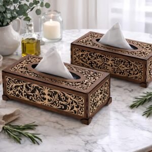 Luxe houten tissuebox met laser-gesneden Arabesk patroon op marmeren tafel.